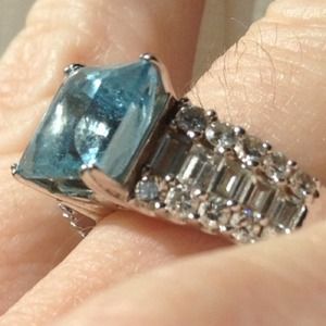 18 karat white gold diamond and aquamarine ring