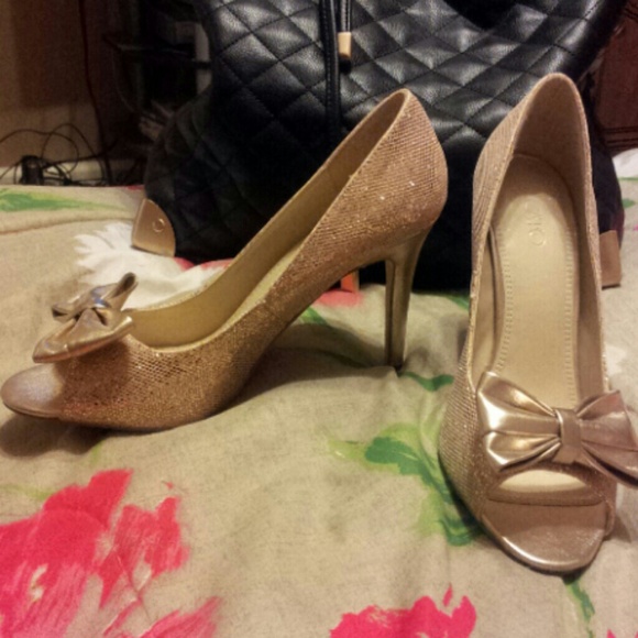 Brand New sparkly gold peep toe heels with bow