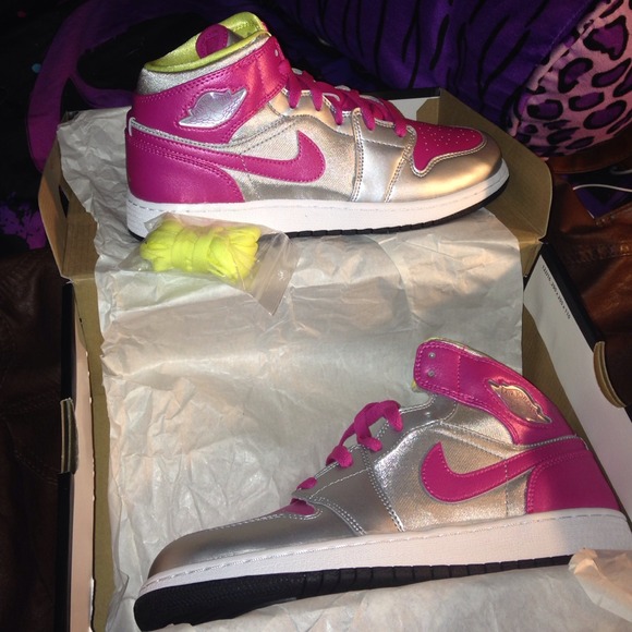 Girls Air Jordan 1 MID - Picture 2 of 4