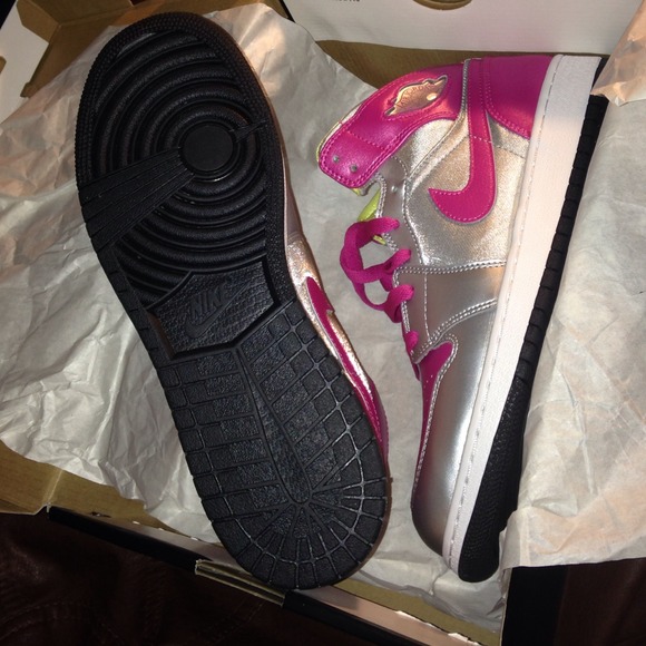 Girls Air Jordan 1 MID - Picture 3 of 4