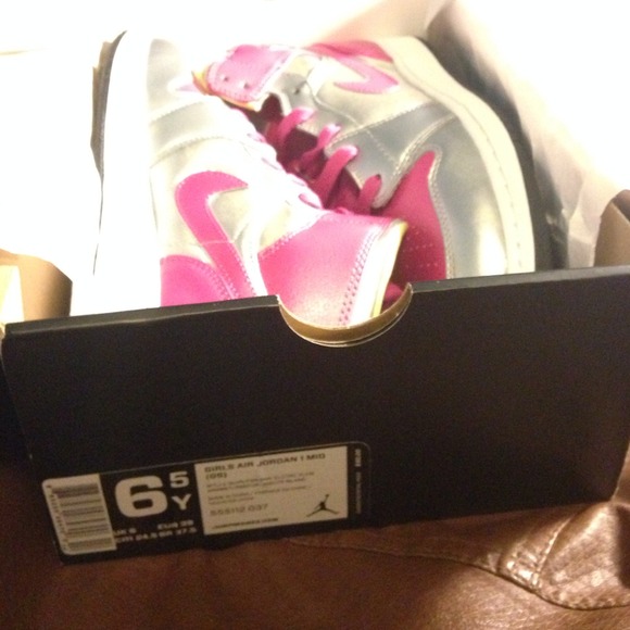 Girls Air Jordan 1 MID - Picture 4 of 4