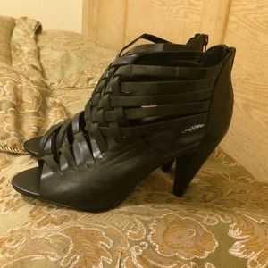 Black heels never worn before !