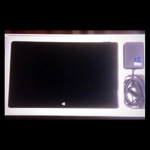 Windows RT almost new comes with box and charger