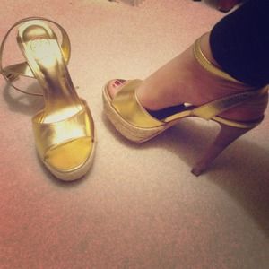 😊 REDUCED😊 Tory Burch Golden Heels