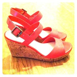 Super cute pink/coral wedges!