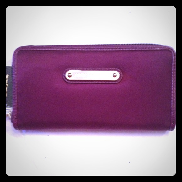 🎉SOLD🎉 💯Juicy Couture zip wallet 🌟LAST ONE🌟
