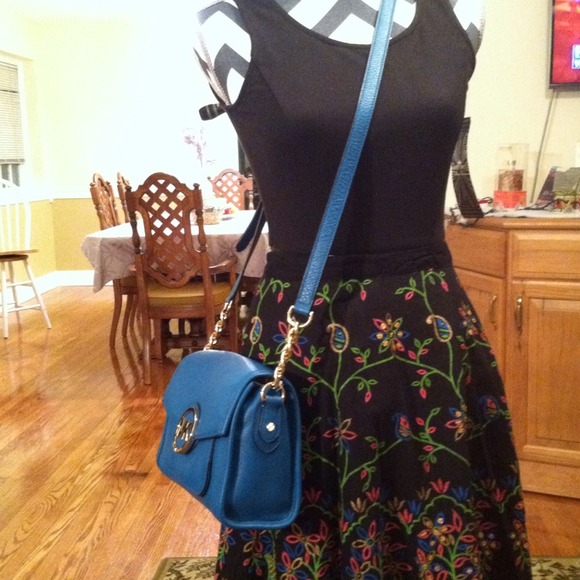 MK Messenger/ Cross body bag - Picture 2 of 3