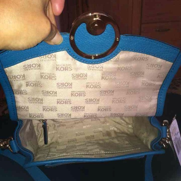 MK Messenger/ Cross body bag - Picture 3 of 3