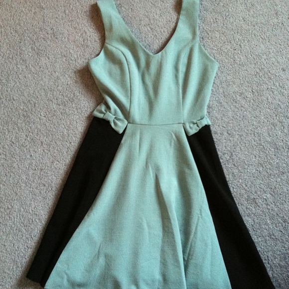 Cute colorblock dress with bow accents