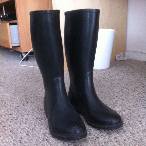 Beautiful rain boots from London. - Picture 2 of 4