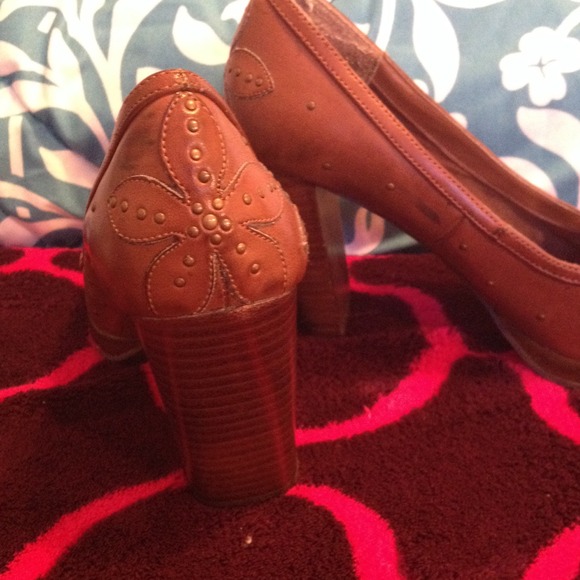 Shoes - Picture 2 of 4