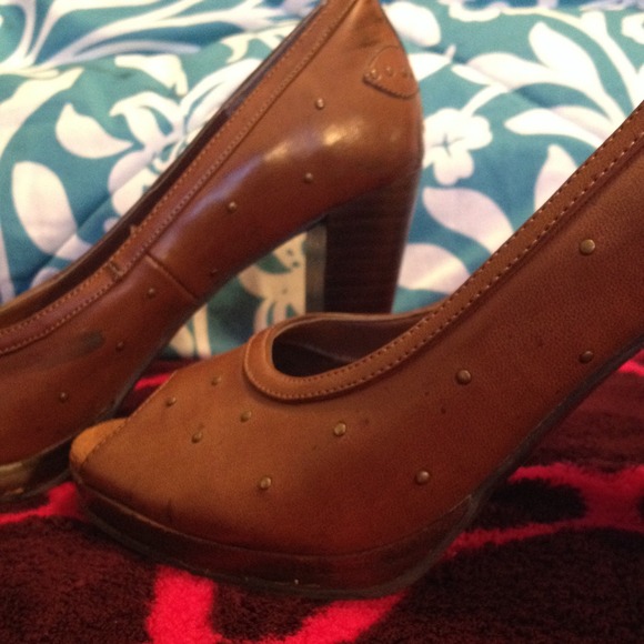 Shoes - Picture 3 of 4