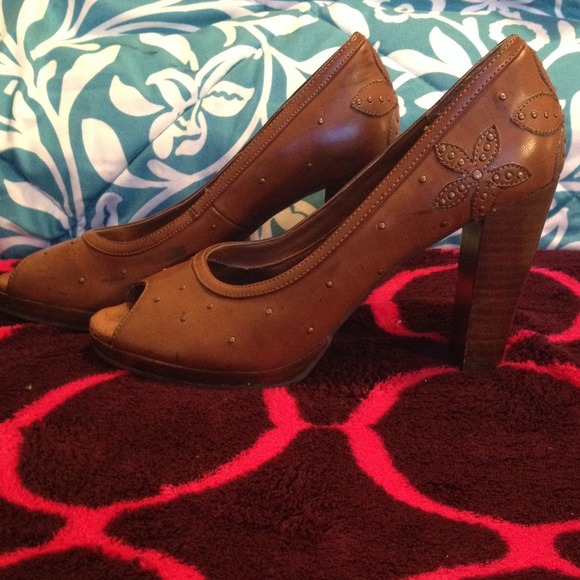 Shoes - Picture 4 of 4