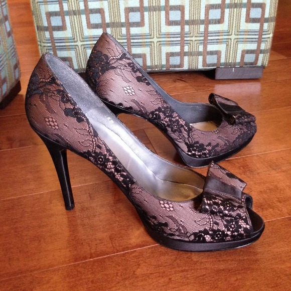 Stuart Weitzman Pump - Satin & Lace GORGEOUS Pumps
