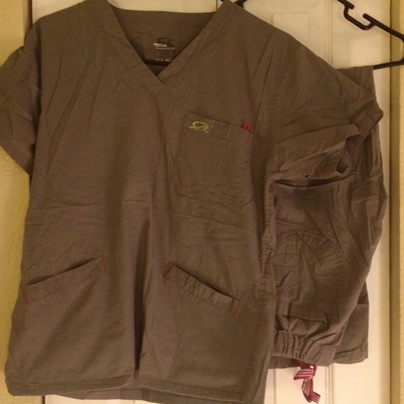 iguana med scrub set