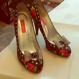 *REDUCED* Betsey Johnson pumps!