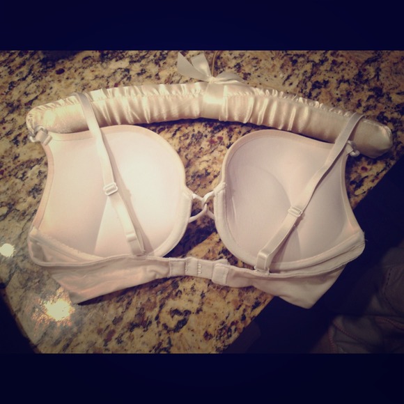 SOLD VS white bra.... Extra pic for @olivevint1699