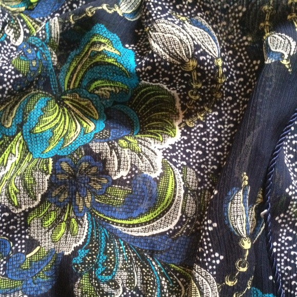 Cute blue patterned top!! - Picture 2 of 4