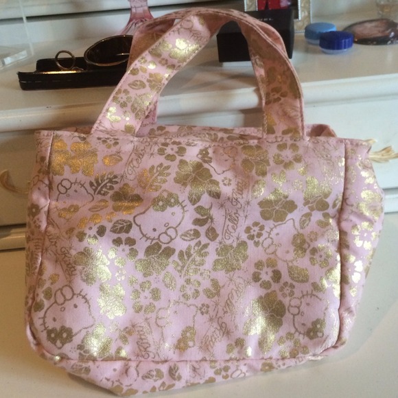 Cute hello kitty bag! Good for makeup !
