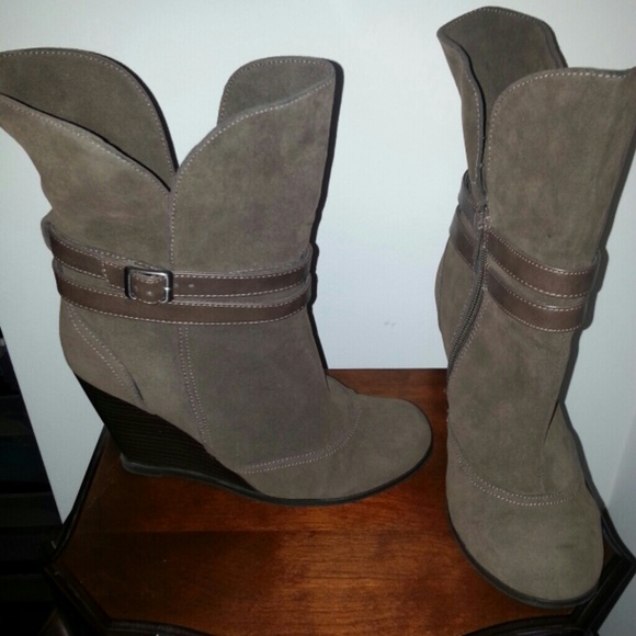 Fergalicious by Fergie zip up wedge boots sz 7.5