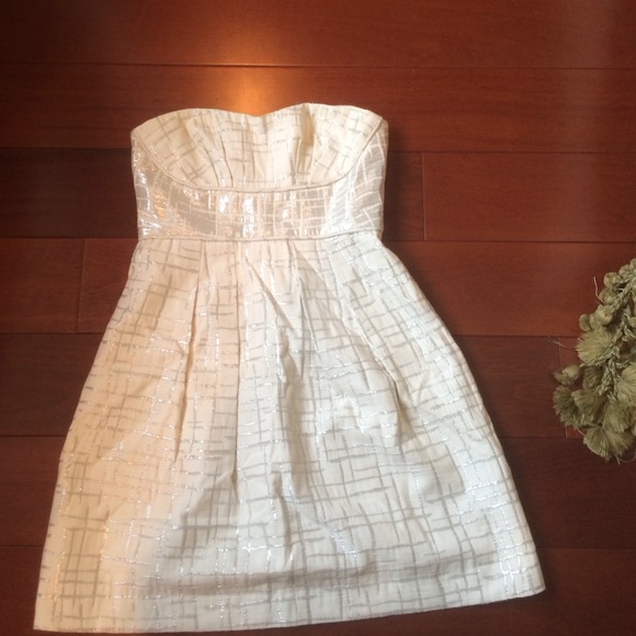 White bcbg dress size 0 will dry clean/ press