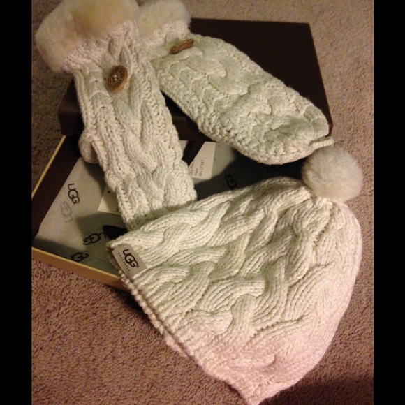 Host pick🎉😊❤️❤️ ugg hat and mittens