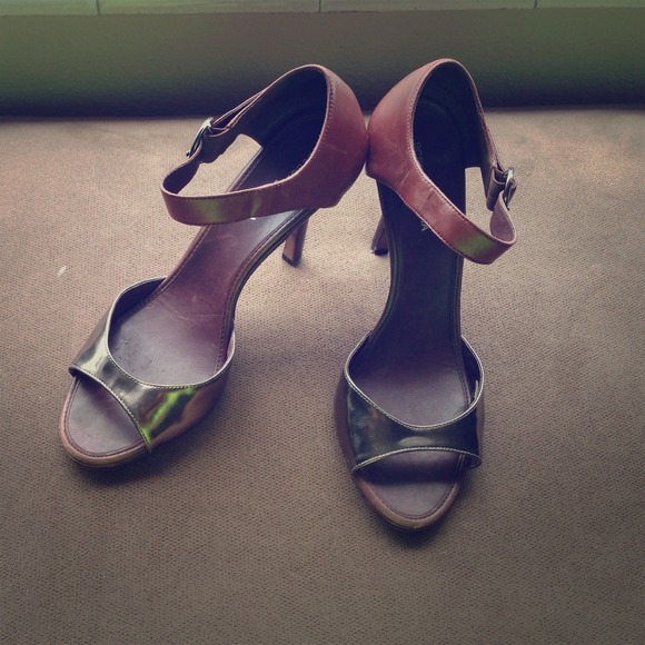 Cute strappy heels!