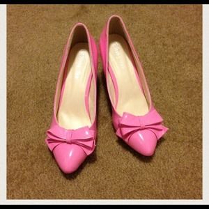 Pink bow pumps