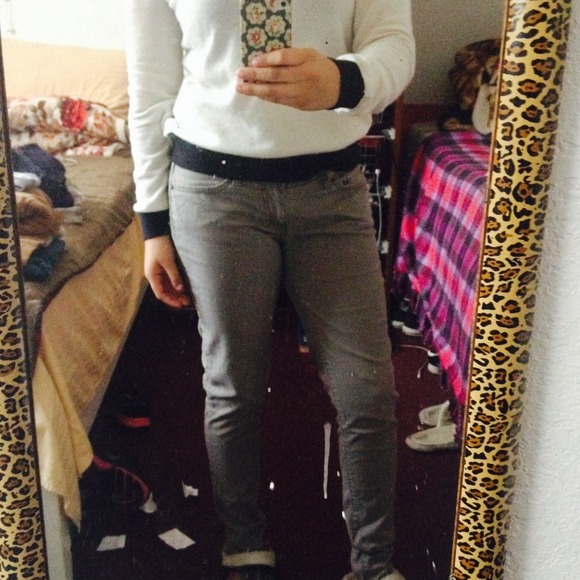 Gray Levi's skinny pants