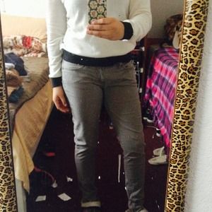 Gray Levi's skinny pants