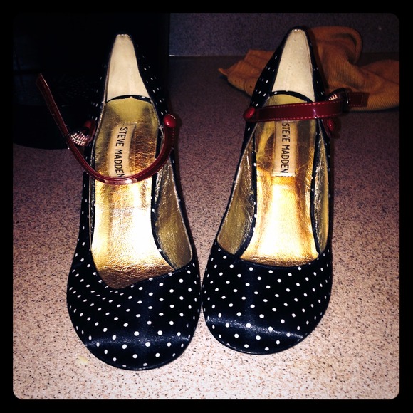 Black polka dot heels with Red accents! 👠👠