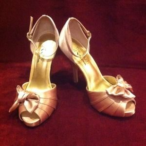 Champagne colored dressy heel with bow detail.