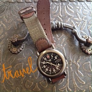 🎉HP🎉💯% Authentic Swiss Army Women's Watch.