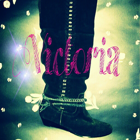 Black suade-leather boots.