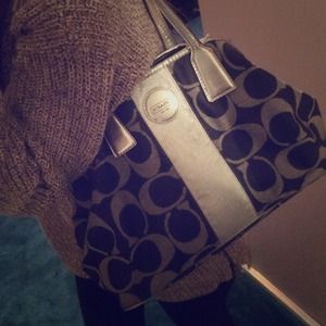 Navy blue and metallic silver coach bag! ☺️👛💙