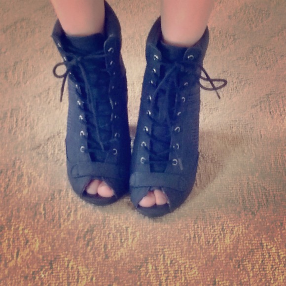 🎉SOLD🎉⬇️REDUCED 🎉🌸 Black Lace-up Bootie
