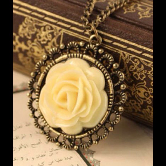 Jewelry - ✨NEW IN✨ Vintage Rose Necklace