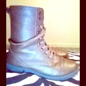 Brown combat boots 😍