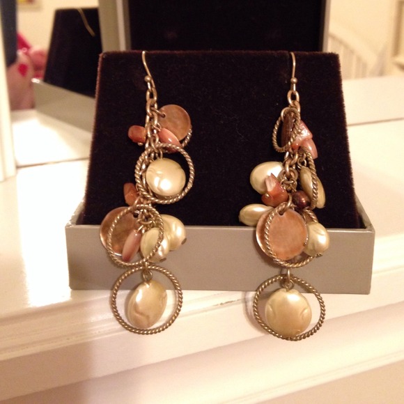 Dangling gold tone earrings - Picture 1 of 2