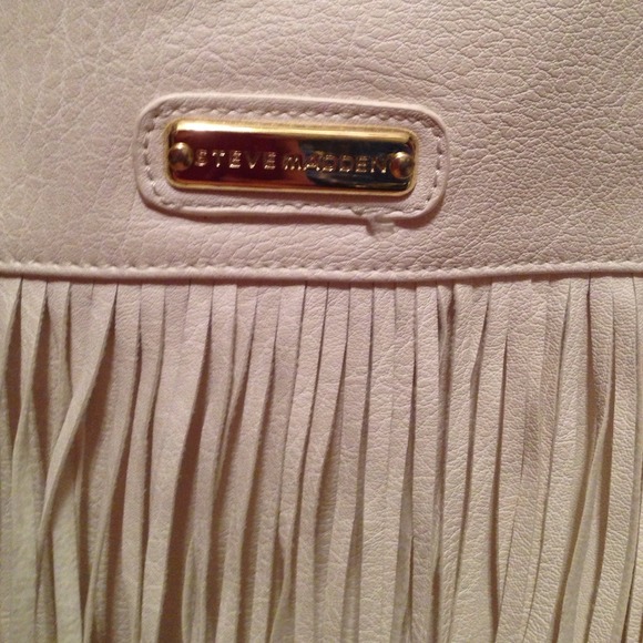 Beautiful white fringe Steve Madden purse - Picture 2 of 4