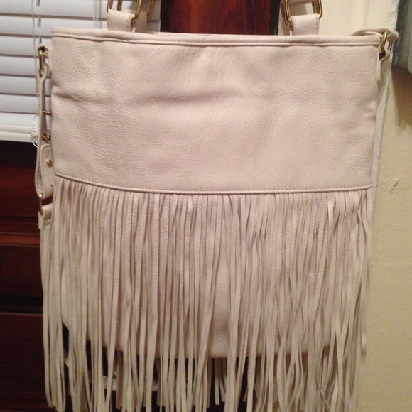 Beautiful white fringe Steve Madden purse - Picture 4 of 4