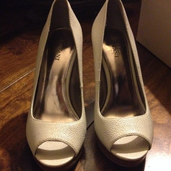 Cream peep toe pumps-Alfani