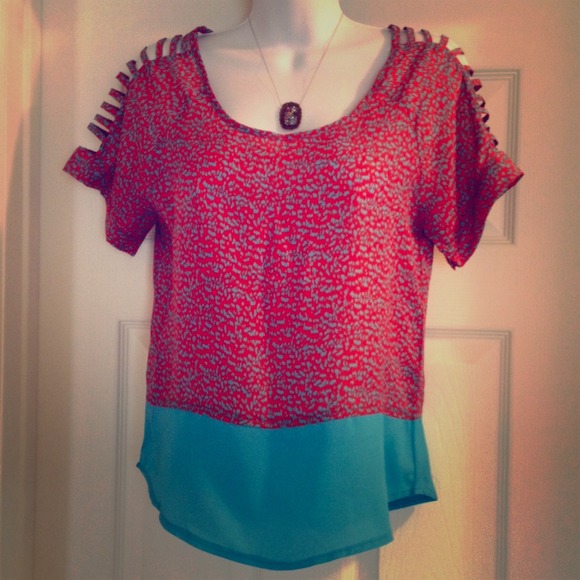Sold!! Pretty shirt by Criss Cross. Size small. 👛