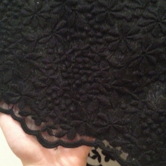 Cute F21 black floral shorts - Picture 2 of 3
