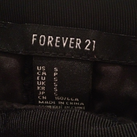 Cute F21 black floral shorts - Picture 3 of 3