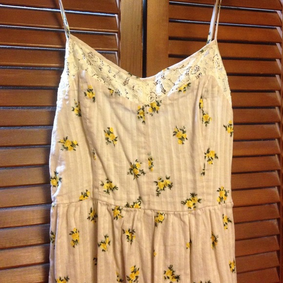 Little fun floral dress with lace top! - Picture 2 of 4