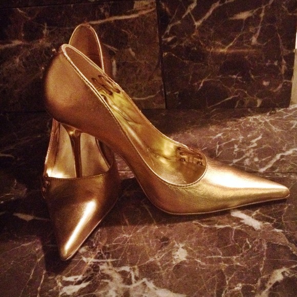 Aldo Gold Pointy Toe Pump - Picture 2 of 4