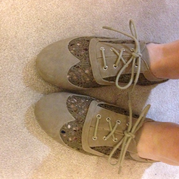 Cute summer flat. Beige color with crochet lace