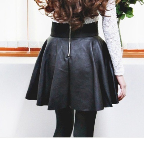 🔴 SOLD 🔴 Sexy Faux Leather High Waisted Skirt - Picture 3 of 3
