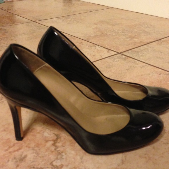 Ann Taylor Factory patent pumps in black, 8.